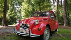 Rode Citroën 2CV oldtimer voor verhuur Vlaamse Ardennen